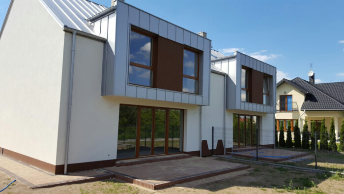 Kolory ram okiennych do szarego dachu – trendy 2023/2024