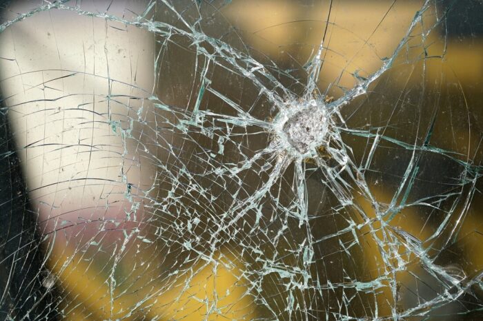 rozbita szyba w oknie