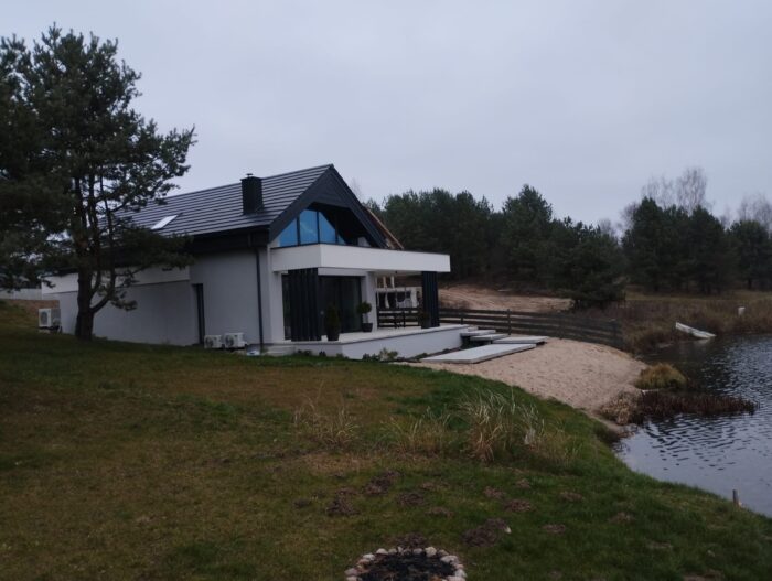 dom nad jeziorem duze okna