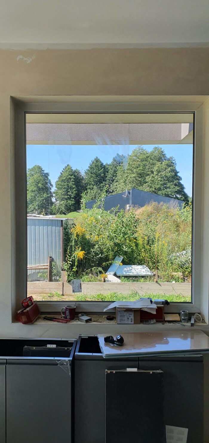 dom-z-oknami-naroznymi