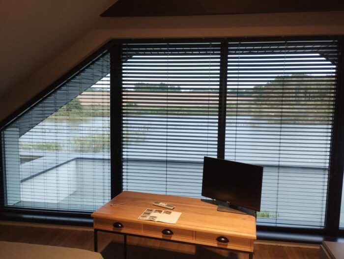 dom z widokiem na jezioro duze okna