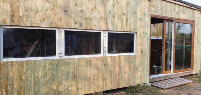 drewniany dom duże okna